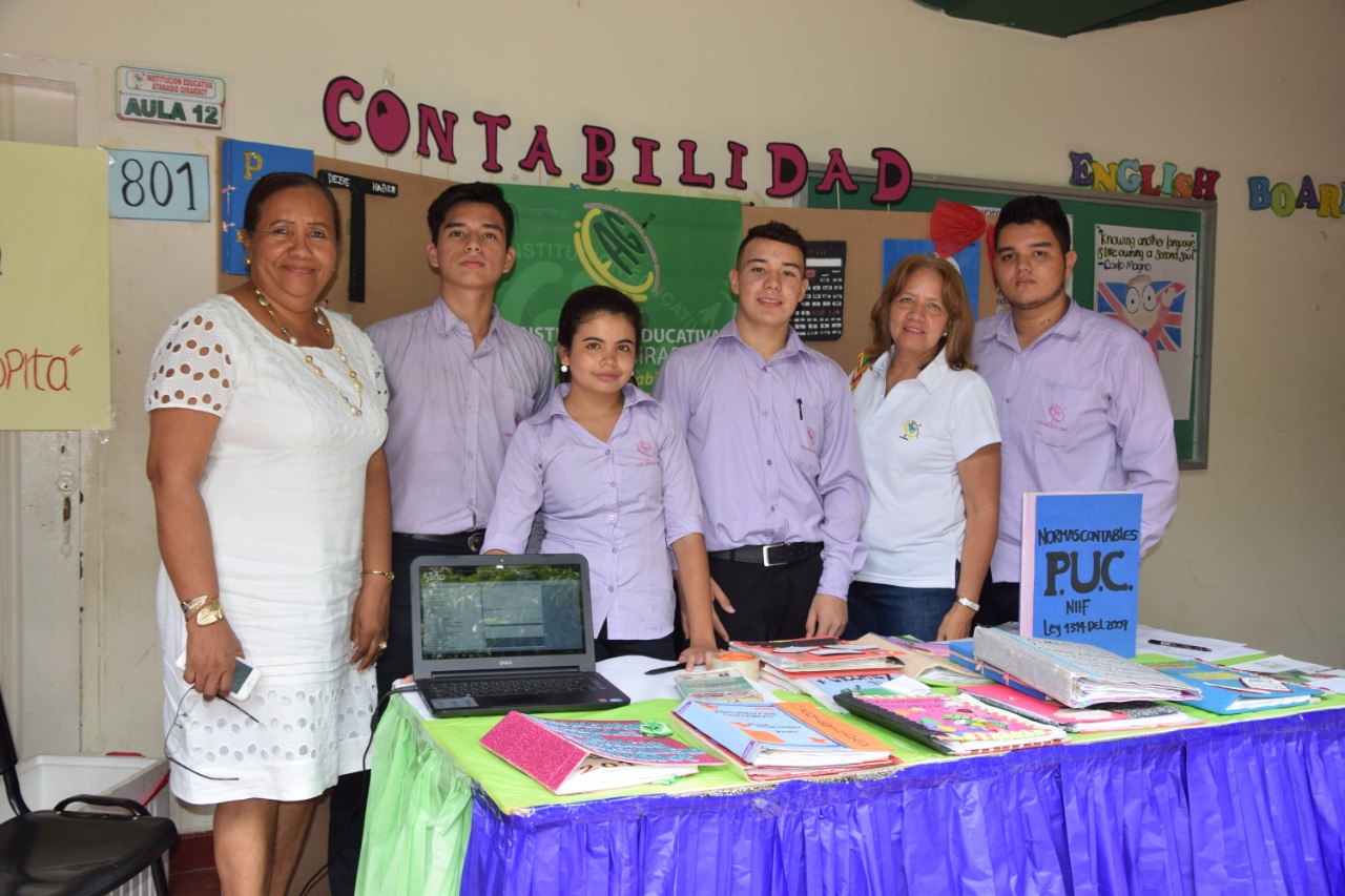 Aura María Lemus, rectora de la institución; Jonathan David Rodríguez, Juana Valentina Zúñiga, Emel Aguilar, Felipe Arias y Pilar Castañeda.